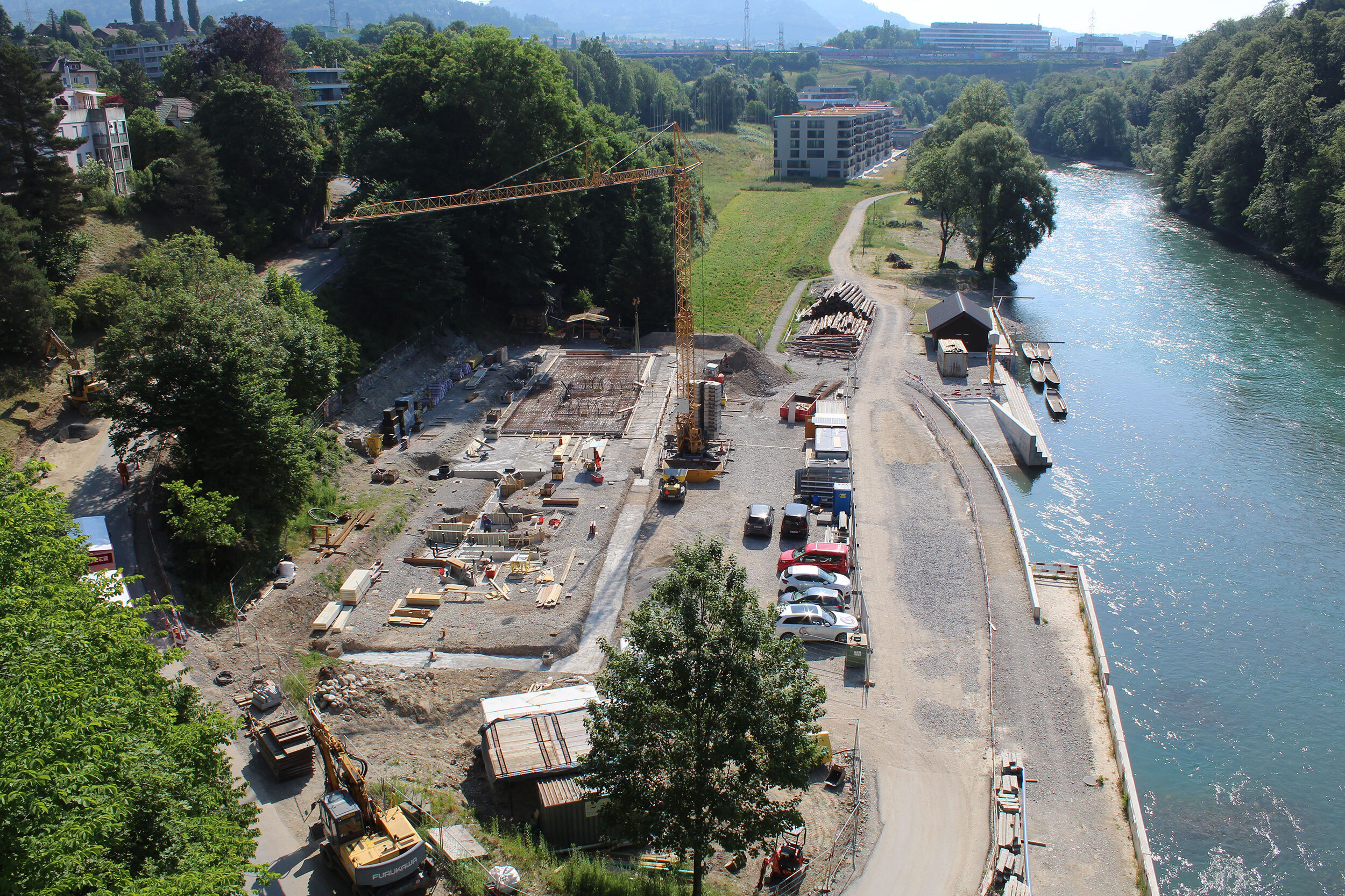 Der Aareraum zwischen Löchligut (Stadt Bern) und Worblaufen (Gemeinde Ittigen) wird revitalisiert und aufgewertet. <br />
Der Bau des Infrastrukturgebäudes hat Anfang 2023 begonnen. Die baufällige, alte Aarehütte wurde im Januar abgerissen. Es entsteht ein neues Mehrzweckgebäude.<br />
Bei diesem Neubau werden unsere Fenster System Niesen und Türen aus Holz eingebaut.<br />
